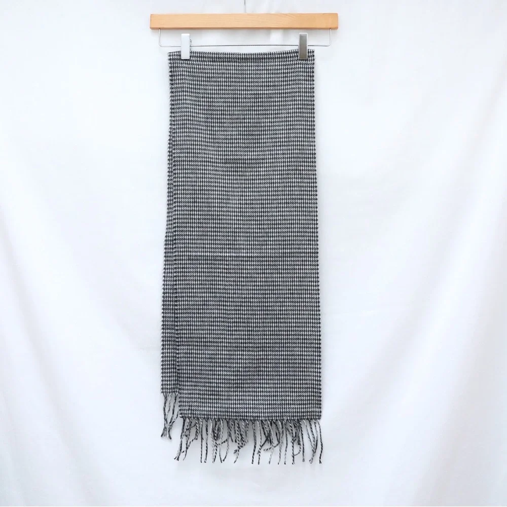 Geoffrey Beene Cashme scarf herringbone print winter fall autumn black white